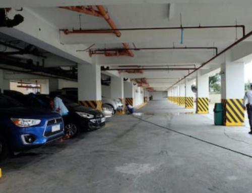 een grote parkeergarage met auto's erin geparkeerd bij TAGAYTAY PRIME RES 4 Amazing Homes Big room in Tagaytay