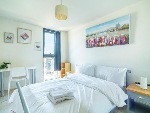 Llit o llits en una habitació de Exquisite 2-bedroom Apartment - City Centre