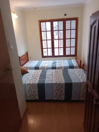 a bedroom with two beds and a window at Casa céntrica premium in San Pedro