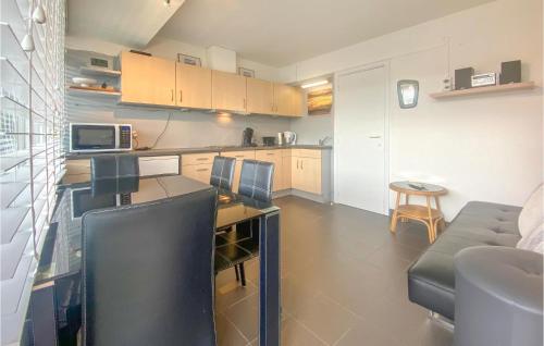 Een keuken of kitchenette bij Stunning Apartment In De Haan With Kitchen
