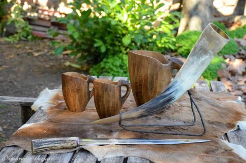 a group of three wooden cups on a wooden table at El descanso de Odín ¡Una auténtica posada vikinga! in Mataelpino