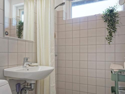 Et badeværelse på Holiday home Rønne VII