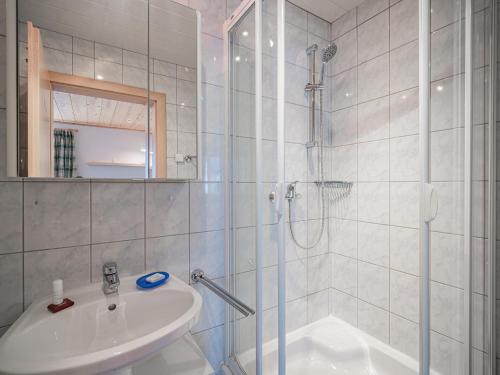 W łazience znajduje się prysznic, umywalka i wanna. w obiekcie Apartment Sigi w mieście Brixen im Thale