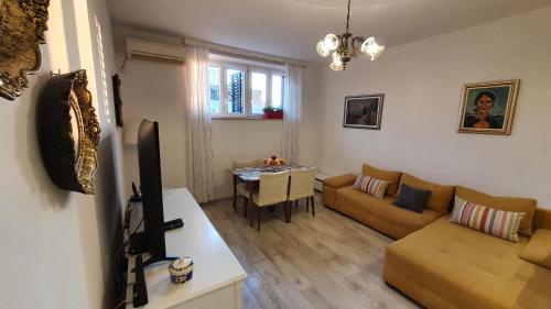 een woonkamer met een bank en een tafel bij Apartment Factory in Dubrovnik