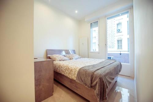 une chambre avec un lit et une fenêtre dans l'établissement Новая 3-комнатная квартира на 2й линии от моря., à Nice