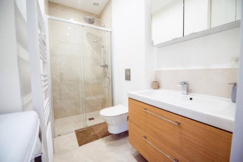 une salle de bain avec toilettes, lavabo et douche dans l'établissement Новая 3-комнатная квартира на 2й линии от моря., à Nice