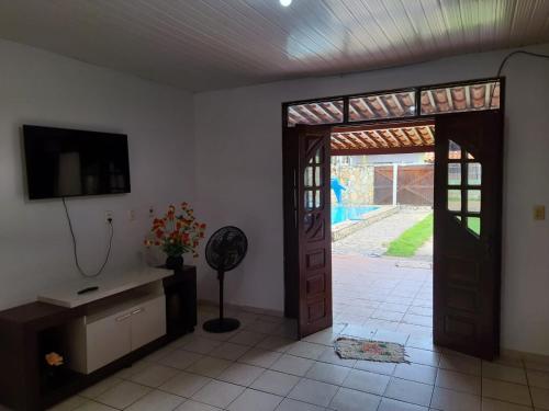 Zimmer mit einer Tür, die auf eine Terrasse führt in der Unterkunft CASA DE PRAIA IPIOCA BEACH É A SUA MELHOR ESCOLHA EM MACEIÓ-Al in Maceió