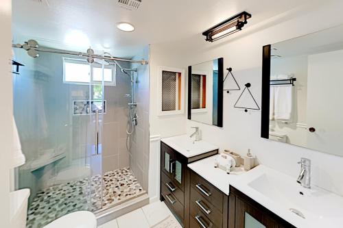 y baño con 2 lavabos y ducha. en Palm Desert Resorter 42-04 Permit# STR2023-0238, en Palm Desert