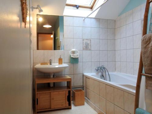 ein Badezimmer mit einem Waschbecken und einer Badewanne in der Unterkunft Gîte Breuvannes-en-Bassigny, 3 pièces, 5 personnes - FR-1-611-44 in Breuvannes
