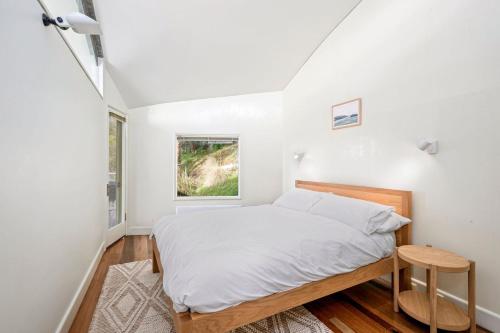 a bedroom with a bed and a window at Hideaway At Wye in Wye River