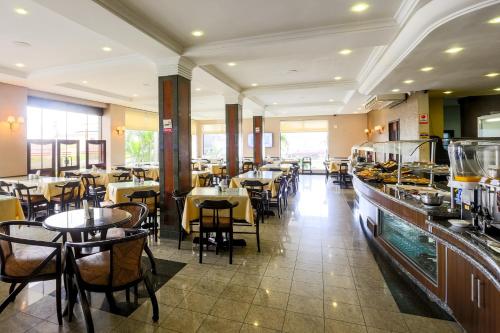 Hotel Exclusivo tesisinde bir restoran veya yemek mekanı