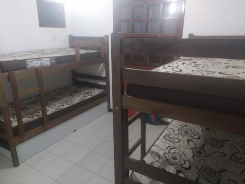 Tempat tidur susun dalam kamar di Casa 2 Recreio De Buzios 1 - casa em condomínio com vista para o mar