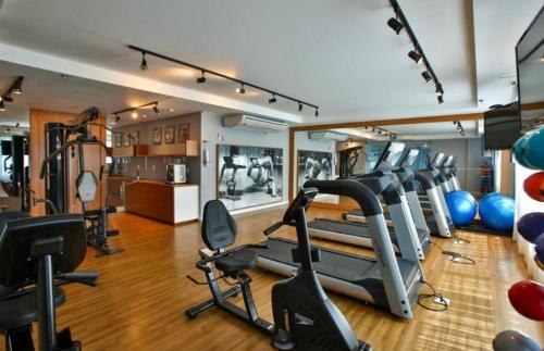un gimnasio con varios equipos de ejercicio en una habitación en FLAT Pelinca América en Campos dos Goytacazes