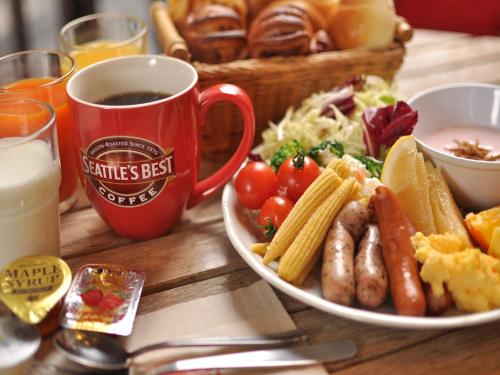 une table avec une assiette de nourriture et une tasse de café dans l'établissement APA Hotel Kyoto Ekimae Chuoguchi, à Kyoto