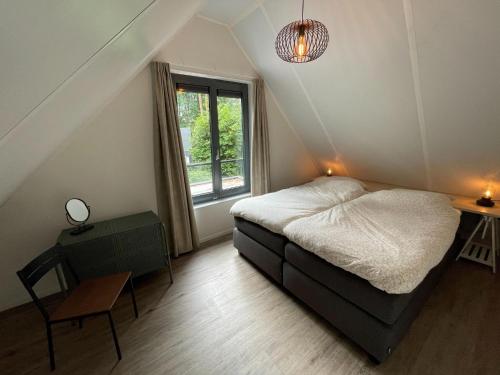 Postel nebo postele na pokoji v ubytování Cosy energy friendly holiday home in a wooded area in Lochem