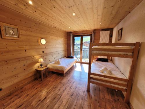 - une chambre avec 2 lits superposés dans une cabine dans l'établissement Appartement centre-station avec balcons, 3 étoiles, proche commerces et pistes, 5-6 pers. - FR-1-598-106, aux Gets