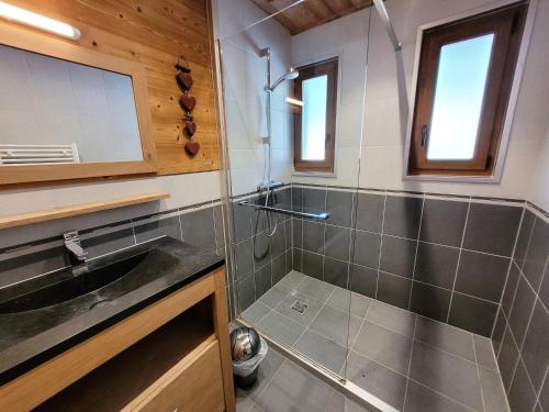 une salle de bain avec douche et lavabo dans l'établissement Appartement centre-station avec balcons, 3 étoiles, proche commerces et pistes, 5-6 pers. - FR-1-598-106, aux Gets