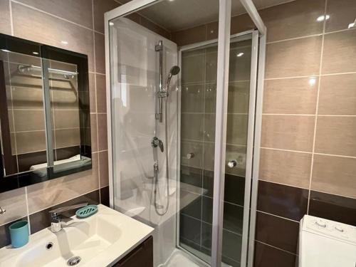 une salle de bain avec douche et lavabo dans l'établissement Studio 2 étoiles lumineux à 600m du centre de Morzine avec tennis privatif et navette gratuite - FR-1-679-1, à Morzine