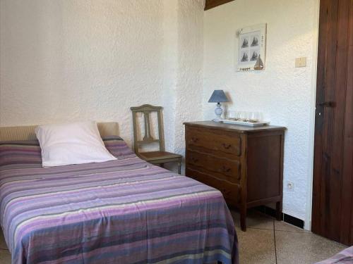 - une chambre avec un lit, une commode et un lavabo dans l'établissement Maison à Saint Pierre la Mer, 3 chambres, proche plage - FR-1-229D-111, à Fleury