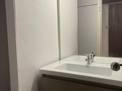 une salle de bain avec un lavabo blanc et un miroir dans l'établissement Maison à Saint Pierre la Mer, 3 chambres, proche plage - FR-1-229D-111, à Fleury