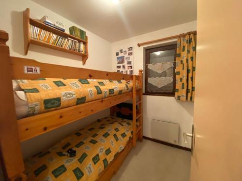 une chambre avec deux lits superposés et une fenêtre dans l'établissement La Clusaz - 3 pièces - Proche pistes - Garage - Animaux admis - FR-1-437-95, à La Clusaz