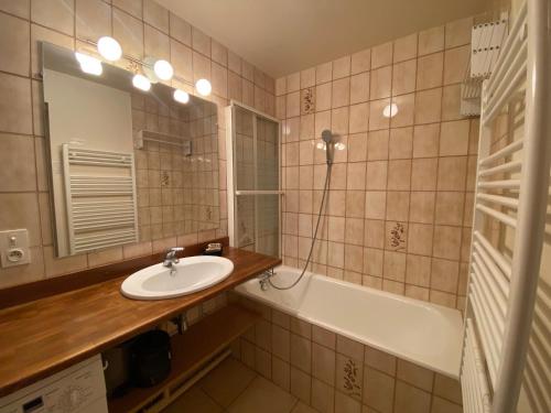 une salle de bain avec un lavabo et une baignoire dans l'établissement La Clusaz - 3 pièces - Proche pistes - Garage - Animaux admis - FR-1-437-95, à La Clusaz