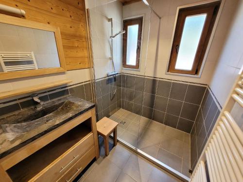une salle de bain avec un lavabo et un miroir dans l'établissement Appartement cosy, 3 balcons, plein centre, proche pistes - idéal 5-6 pers. - FR-1-598-101, aux Gets