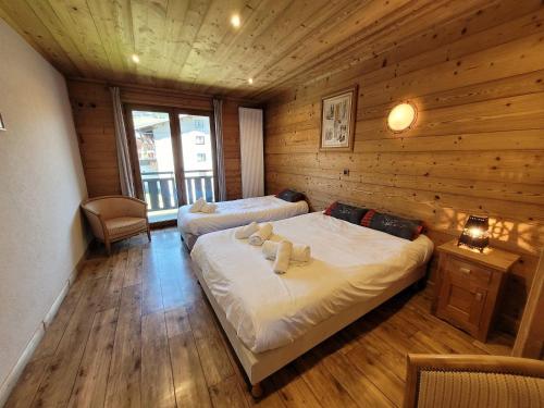 una camera con un letto in una cabina di legno di Appartement Les Gets, 3 pièces, 6 personnes - FR-1-598-103 a Les Gets