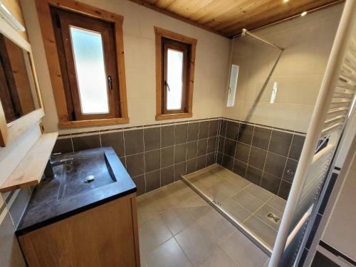 une salle de bain avec douche et lavabo dans l'établissement Appartement lumineux aux Gets, près des pistes et commerces, avec balcon et équipements modernes - FR-1-598-103, aux Gets
