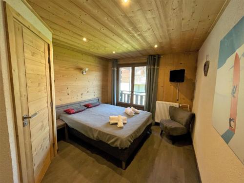 une petite chambre avec un lit et une chaise dans l'établissement Appartement rénové 3 étoiles, lumineux, balcon sud-ouest, au centre des Gets - FR-1-598-105, aux Gets