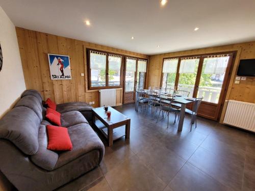 un salon avec un canapé et une table dans l'établissement Appartement rénové 3 étoiles, lumineux, balcon sud-ouest, au centre des Gets - FR-1-598-105, aux Gets