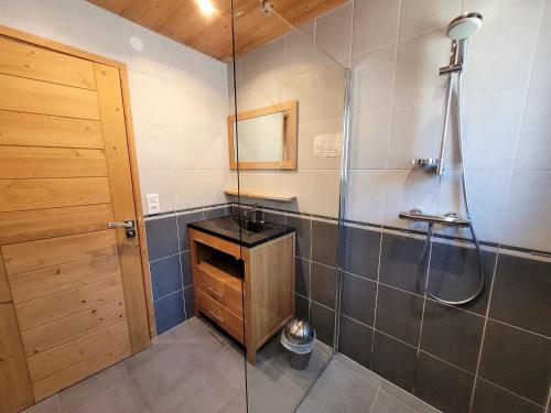 une salle de bain avec douche et lavabo dans l'établissement Appartement rénové 3 étoiles, lumineux, balcon sud-ouest, au centre des Gets - FR-1-598-105, aux Gets
