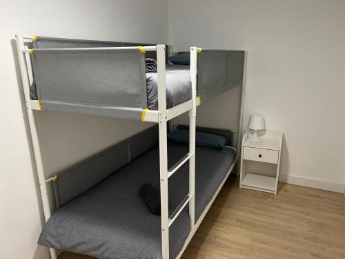 מיטה או מיטות קומותיים בחדר ב-Apartamentos Garnacha 2 totalmente reformado