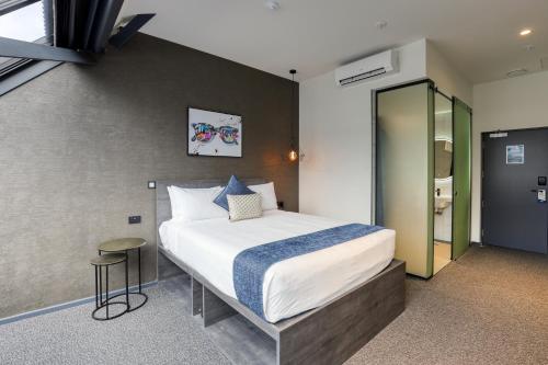 a bedroom with a large bed in a room at Microtel by Wyndham Wellington in Wellington