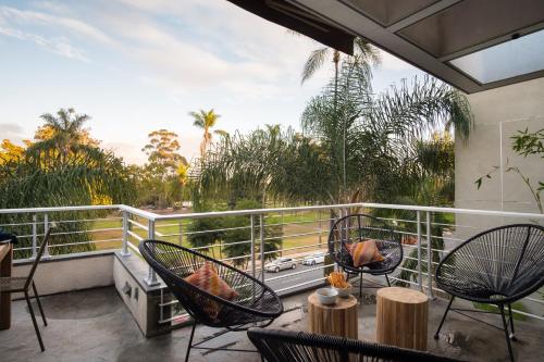 a balcony with chairs and a view of the street at Balboa I by AvantStay - Stylish Condo Balboa Park Adjacent w Views in San Diego