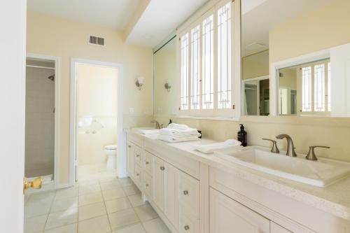 Phòng tắm tại Vista by AvantStay Stunning Estate w Views of the Pacific Ocean Pool Spa