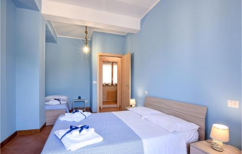 um quarto azul com uma cama com toalhas em Awesome Apartment In Trappitello With Kitchen em Trappitello