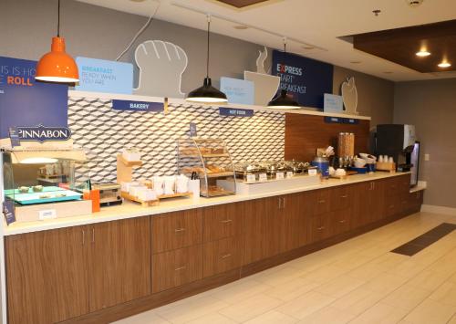 un bancone in un negozio con un bancone alimentare, Sidx Sidx di Holiday Inn Express by IHG a Douglas