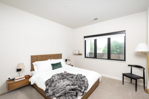 Ένα ή περισσότερα κρεβάτια σε δωμάτιο στο East Side Luxury 1BR Apt - Near Brady St with Balcony and Lounge
