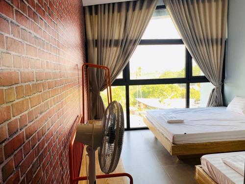 um quarto com uma cama e uma parede de tijolos em Chill Villa - Venuestay em Ba Vì