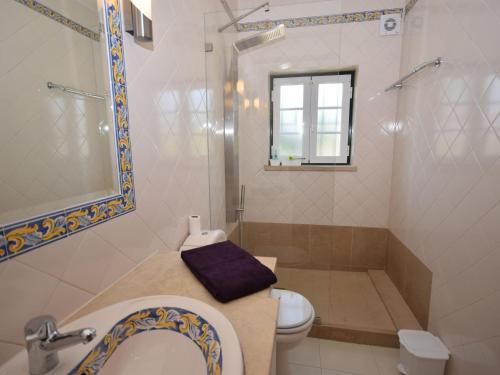 Ένα μπάνιο στο Luxurious Villa in Caldas da Rainha with Swimming Pool