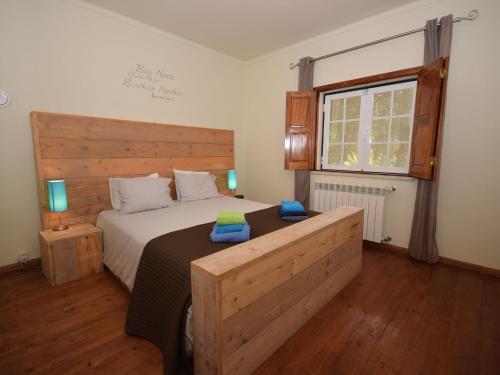 Uma cama ou camas num quarto em Luxurious Villa in Caldas da Rainha with Swimming Pool