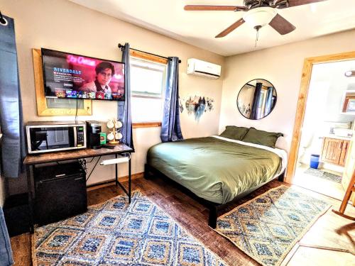 Falcon's Chalet- Cabin – Photos 3