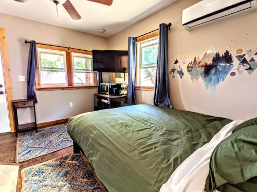 Falcon's Chalet- Cabin – Photos 4