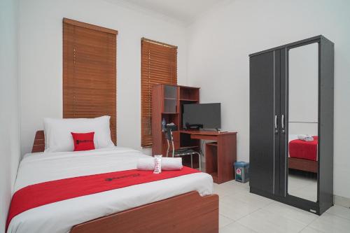 Tempat tidur dalam kamar di RedDoorz near RS Patria IKKT