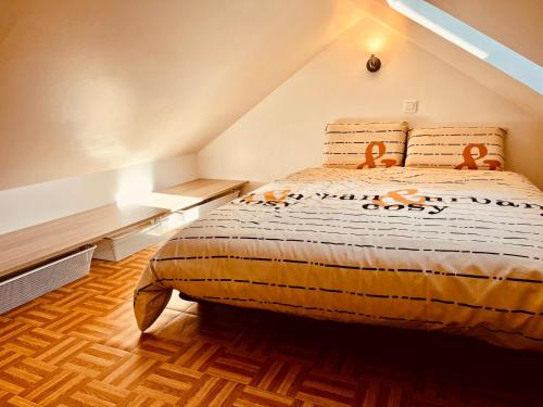 ein Schlafzimmer mit einem Bett im Dachgeschoss in der Unterkunft Studios au quartier pavillonnaire rue d Ambert in Orléans
