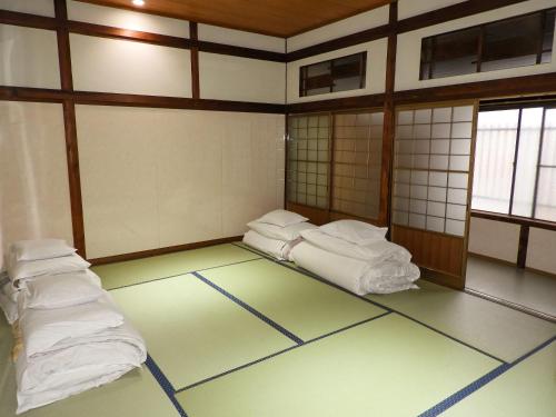 เตียงในห้องที่ Yamamoto Ryokan