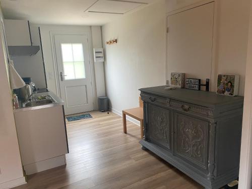 - une cuisine avec un évier et une armoire dans la chambre dans l'établissement Cottage Anadwen au pied du lac au duc et son golf, à Ploërmel
