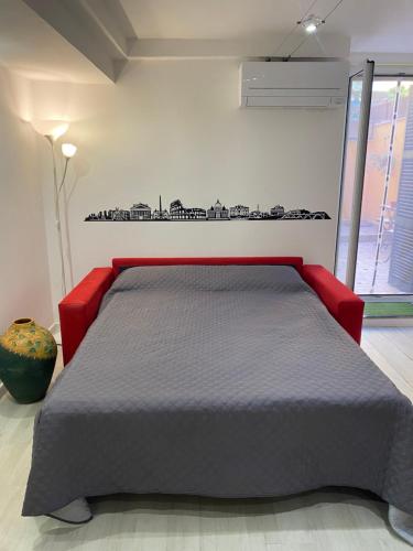 1 dormitorio con 1 cama con marco rojo en APT a due passi da San Pietro, en Roma