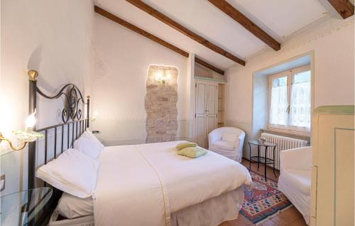1 dormitorio con 1 cama blanca grande en una habitación en Trucchia, en Scheggino